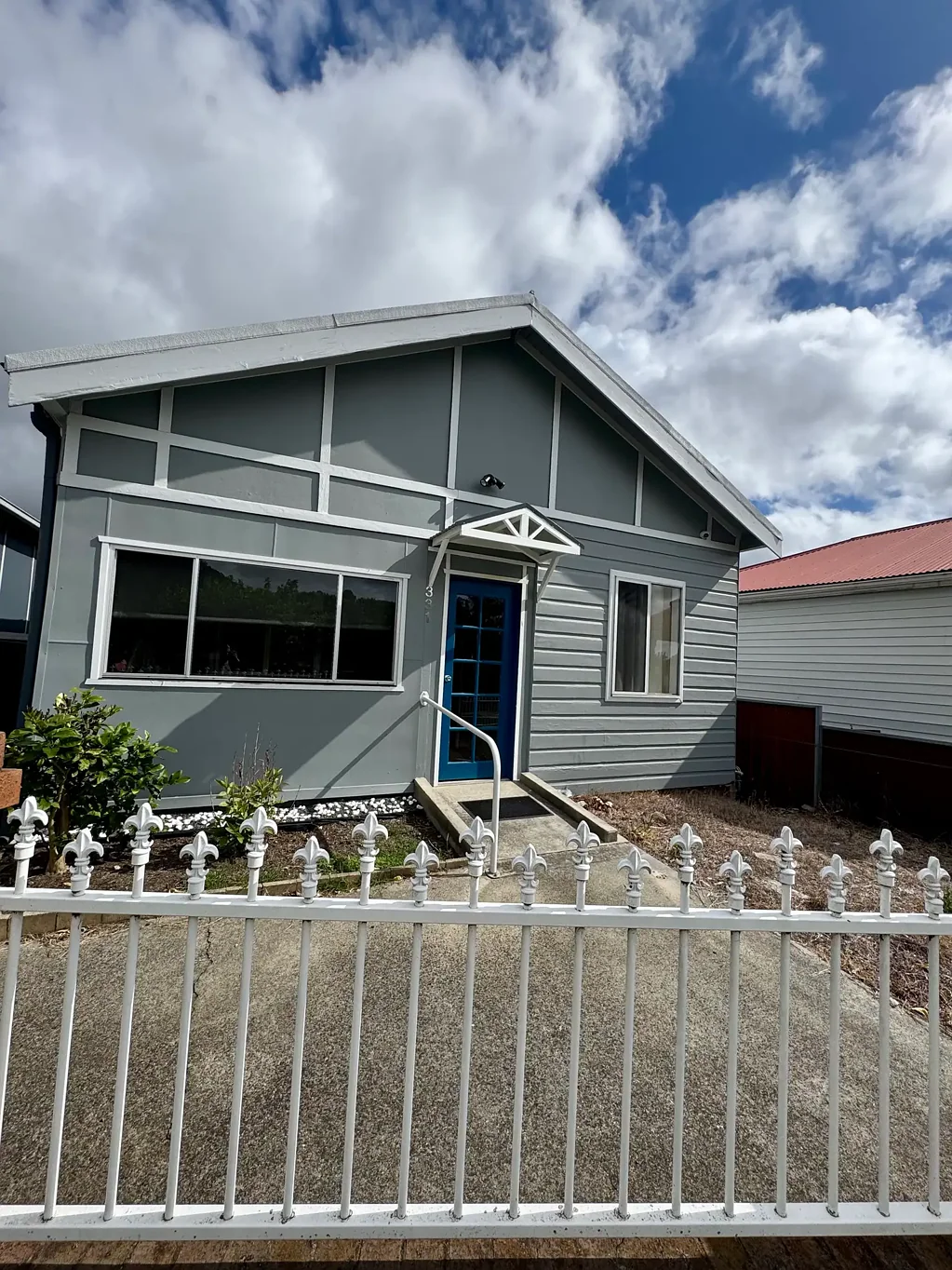 Modern 2-Bedroom Fully Furnished Home – Prime Main Street Location