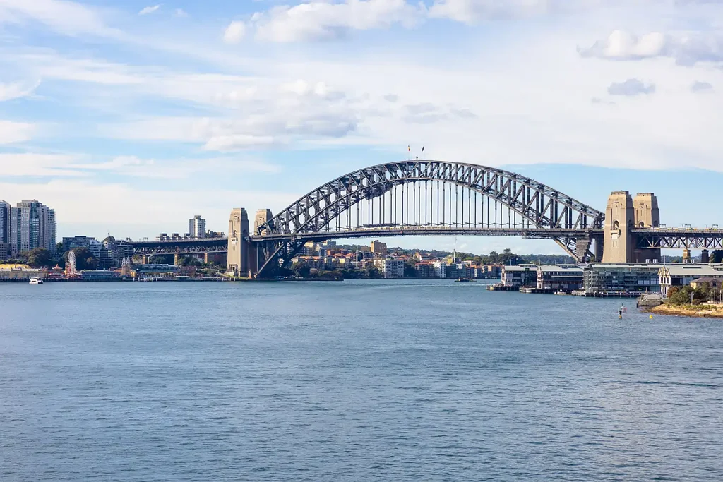 Balmain East 2房 Sydney Harbour景观 无遮挡Bridge视野 东北朝向阳光 起居区通阳台 两卧带柜 现代厨房 步行村庄餐饮 Harbour panoramas in classic building with future promise