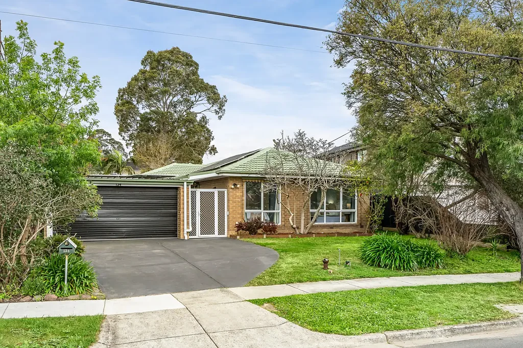 Glen Waverley 5બેડરૂમ Substantial Dimensions, Supreme Location in Double School Zone