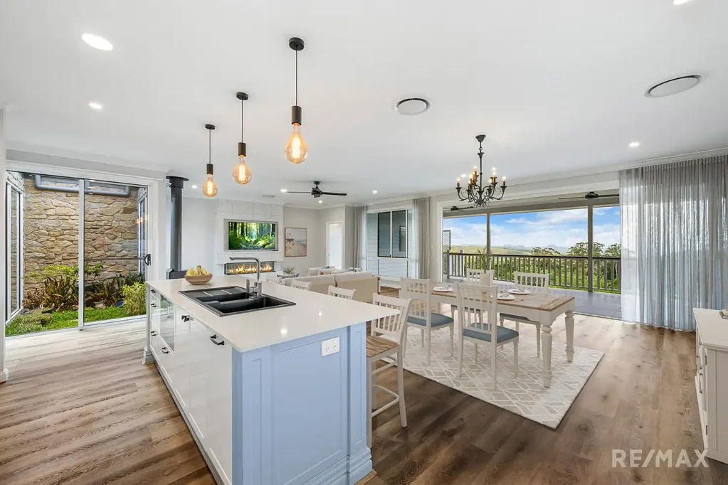 Flaxton 4침실 Near-New Masterpiece Is Below Replacement Value!