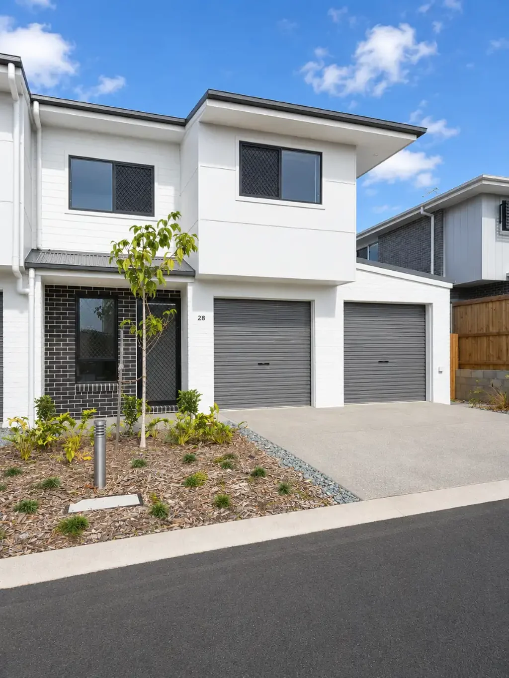 EXTRA UNDERCOVER PARK AT BACK OF UNIT-SPACIOUS 4 BED TOWNHOUSE WITH DUCTED AIRCON