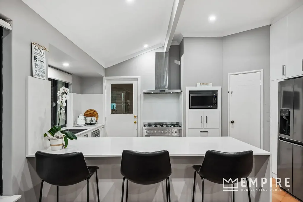 5 Cepa Court, Lake Coogee, WA 6166