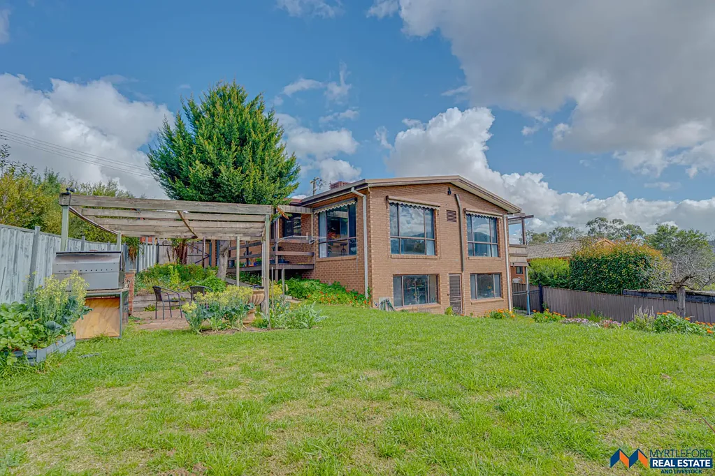 Myrtleford 4 Slaapkamer Spacious, Stylish & Perfectly Positioned with Golf Course and Mountain Views