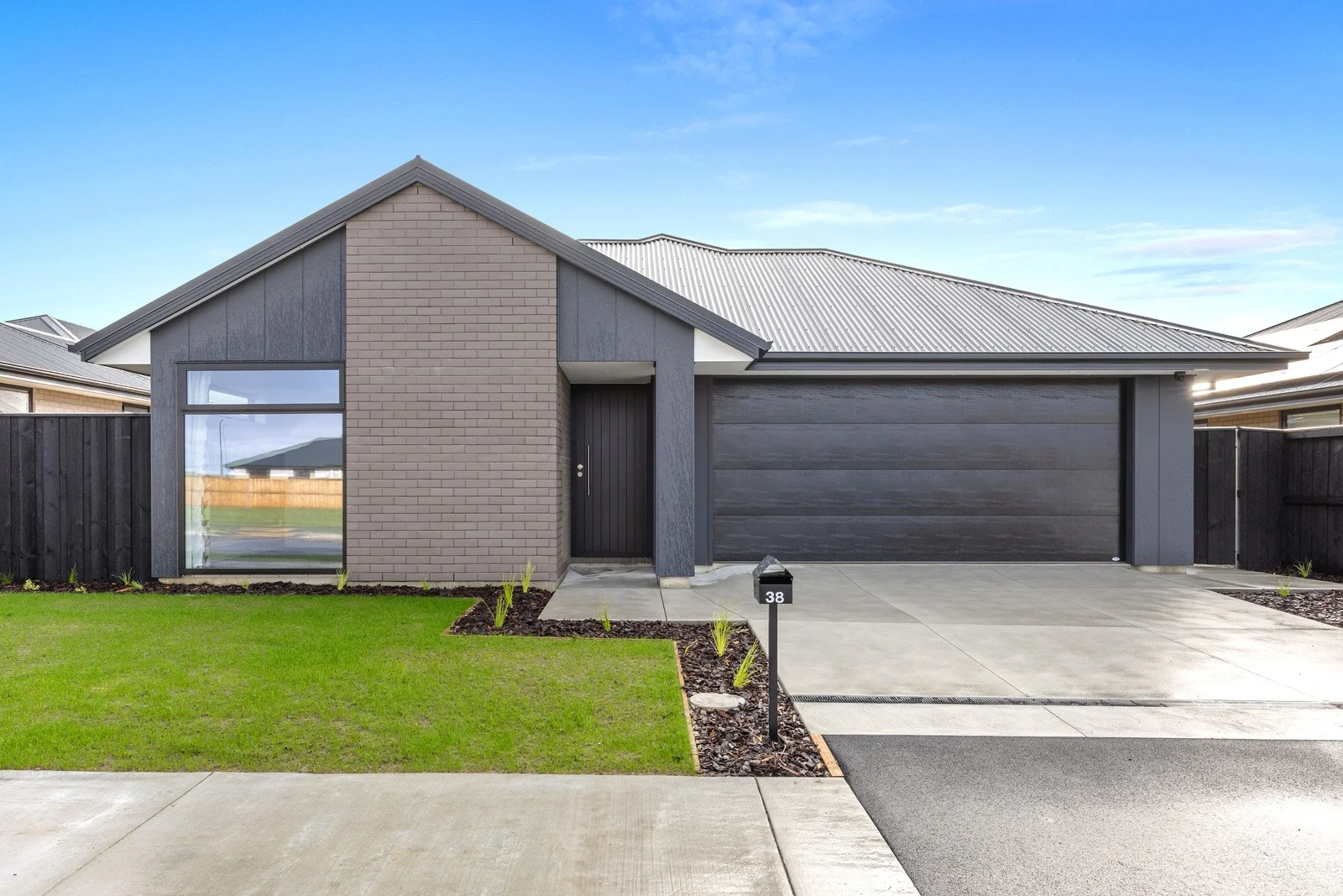 Four Bedroom Home In Lincoln!