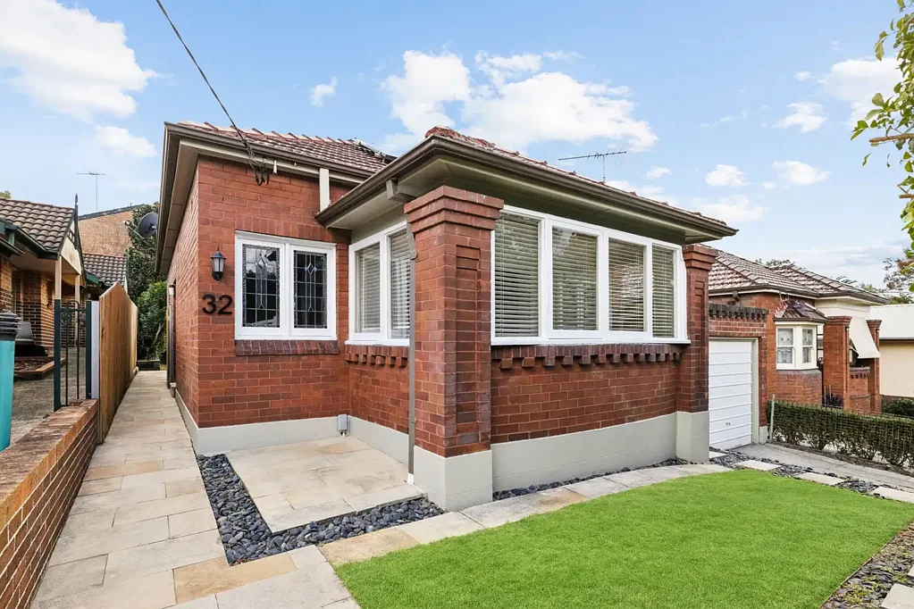 Lilyfield 3房 全砖经典住宅 宽敞明亮空间 高天花板复古细节 私密公园通道 现代厨房花园 A Light Filled Family Charmer Upgraded For Lifestyle