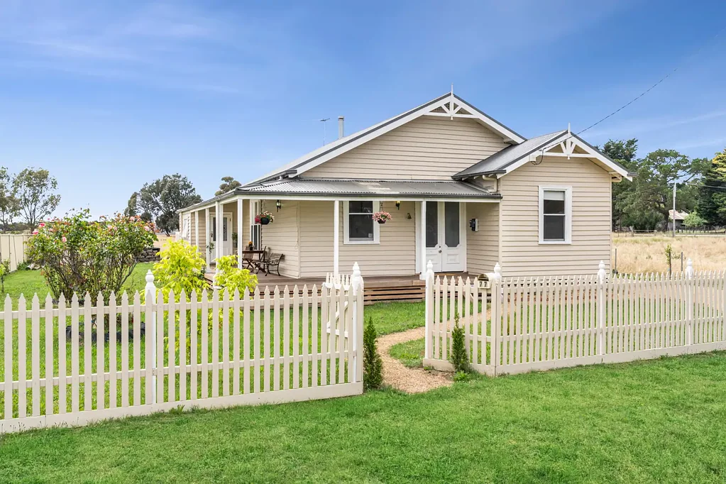 Clunes 4房  Golden Revival: A Charming 1920s Weatherboard Gem in Clunes