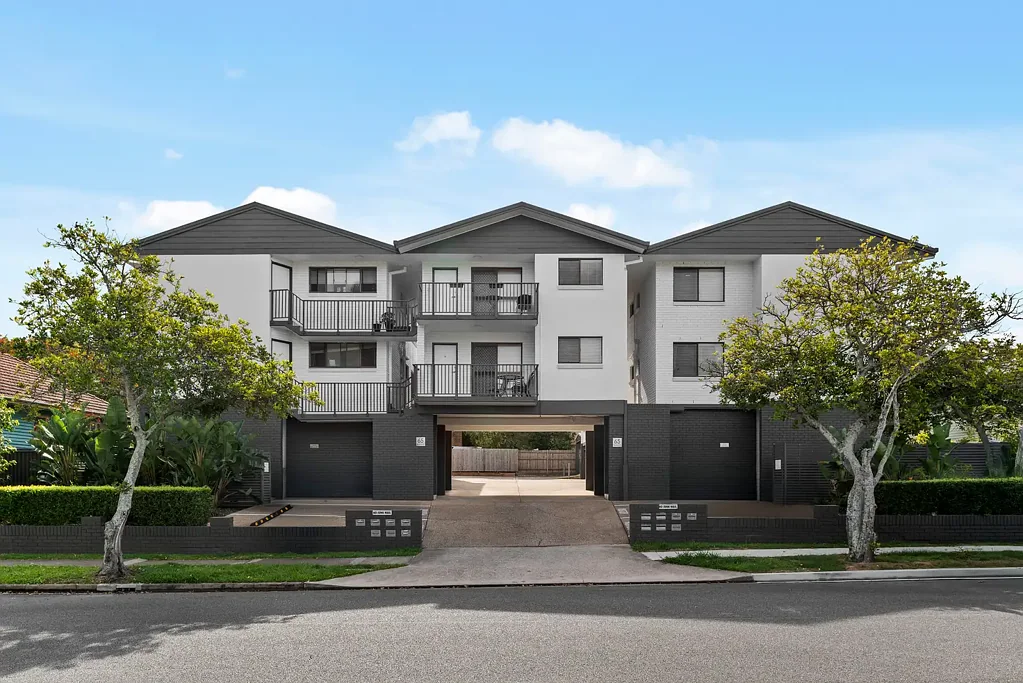 Greenslopes 2침실 Parkside Living with Courtyard Charm