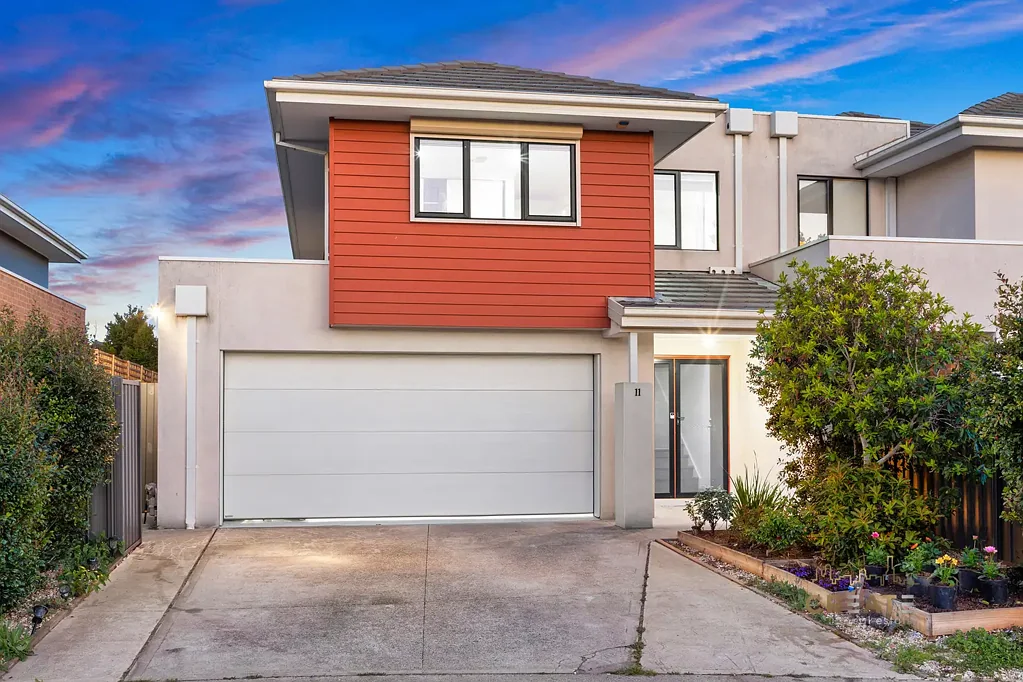 Hillside 3ਬੈੱਡਰੂਮ MODERN LOW-MAINTENANCE LIVING IN A PRIME HILLSIDE POCKET