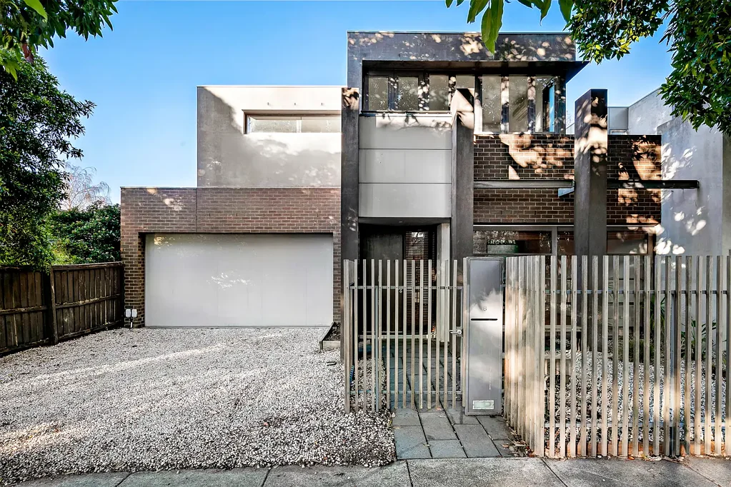 Space & style in sought after Bayside location