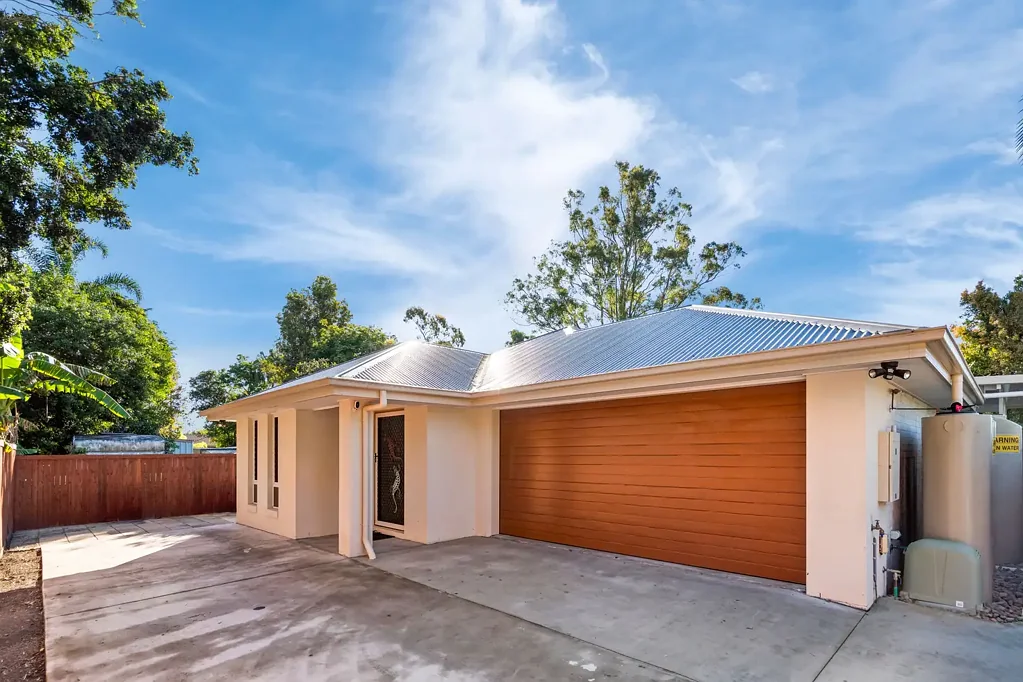 Loganholme 4房 2021年新筑 596m²阔地 四卧精装 现代厨岛 双车位 双露台 安全纱窗 Modern Family Living in the Heart of Loganholme!