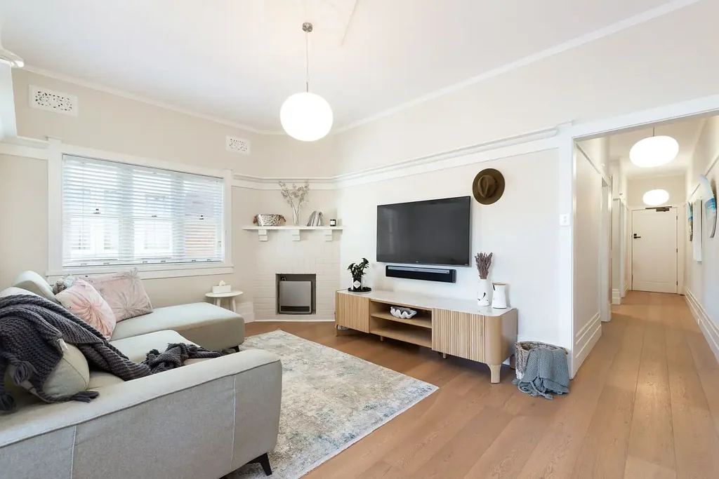 North Bondi 2房 私密绿洲 Art Deco建筑 阳光充足 三面采光 主卧带书房 现代厨房 高天花板 沿海步道 Luxuriously Appointed Semi Style Art Deco Apartment