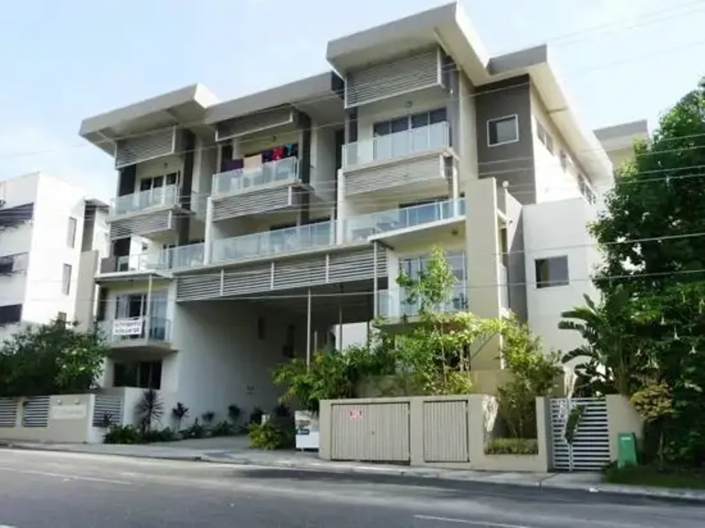 SPACIOUS / FULLY FURNISHED 2 LEVEL APARTMENT WITH DOUBLE LOCK-UP GARAGE AVA NOW