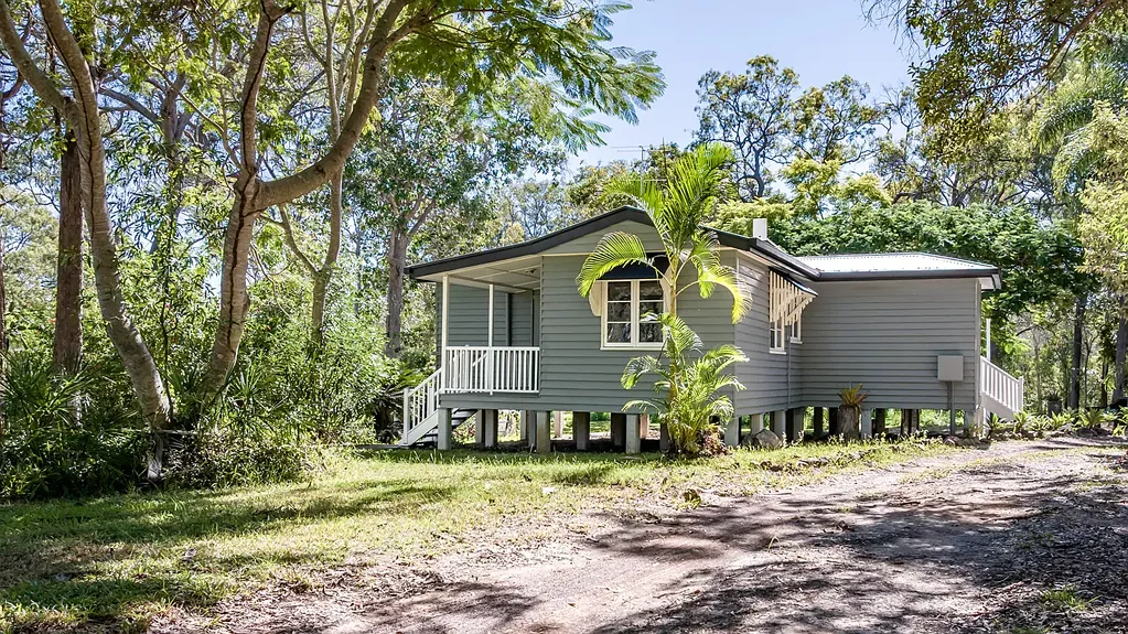 Agnes Water 3chambre NEWLY RENOVATED QUEENSLANDER ON 3.65 ACRES, MINUTES TO TOWN AND BEACHES!