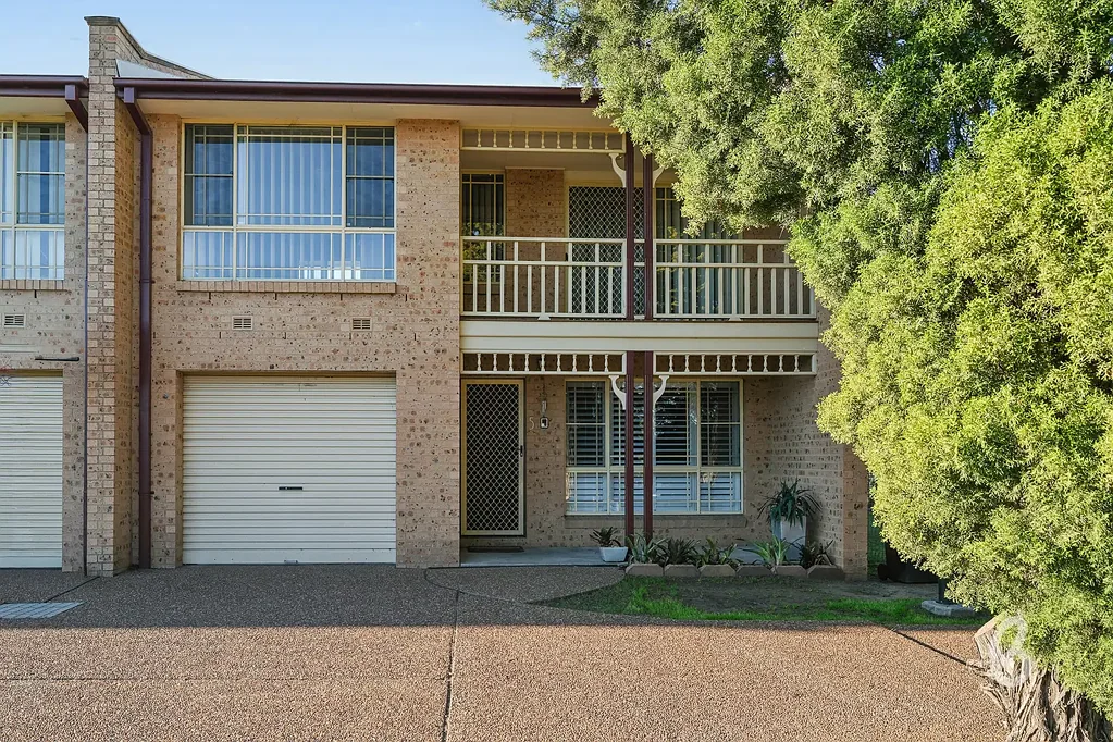 Singleton 4Kwarto Well Presented Four Bedroom Townhouse