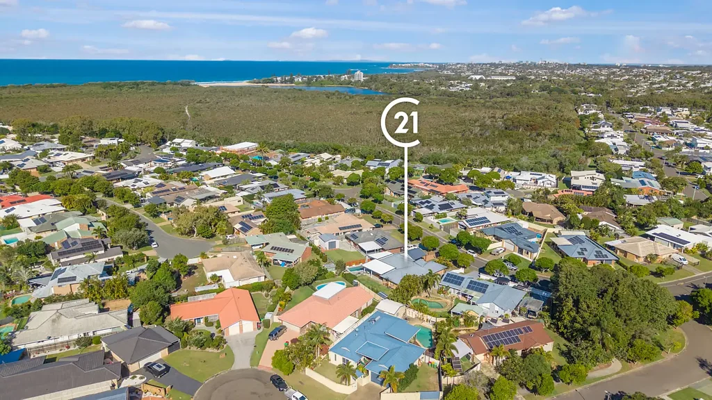 Spacious Family Living with Pool, Moments from the Beach!