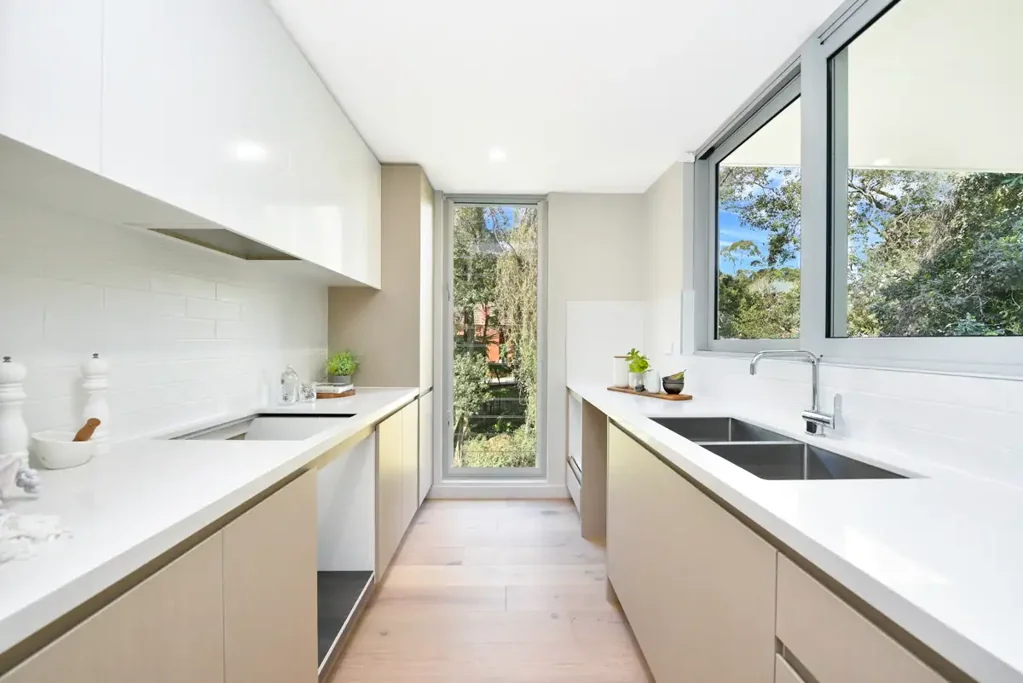Luxury unit with leafy outlook - 400m walk to Pymble Train station and Shops!