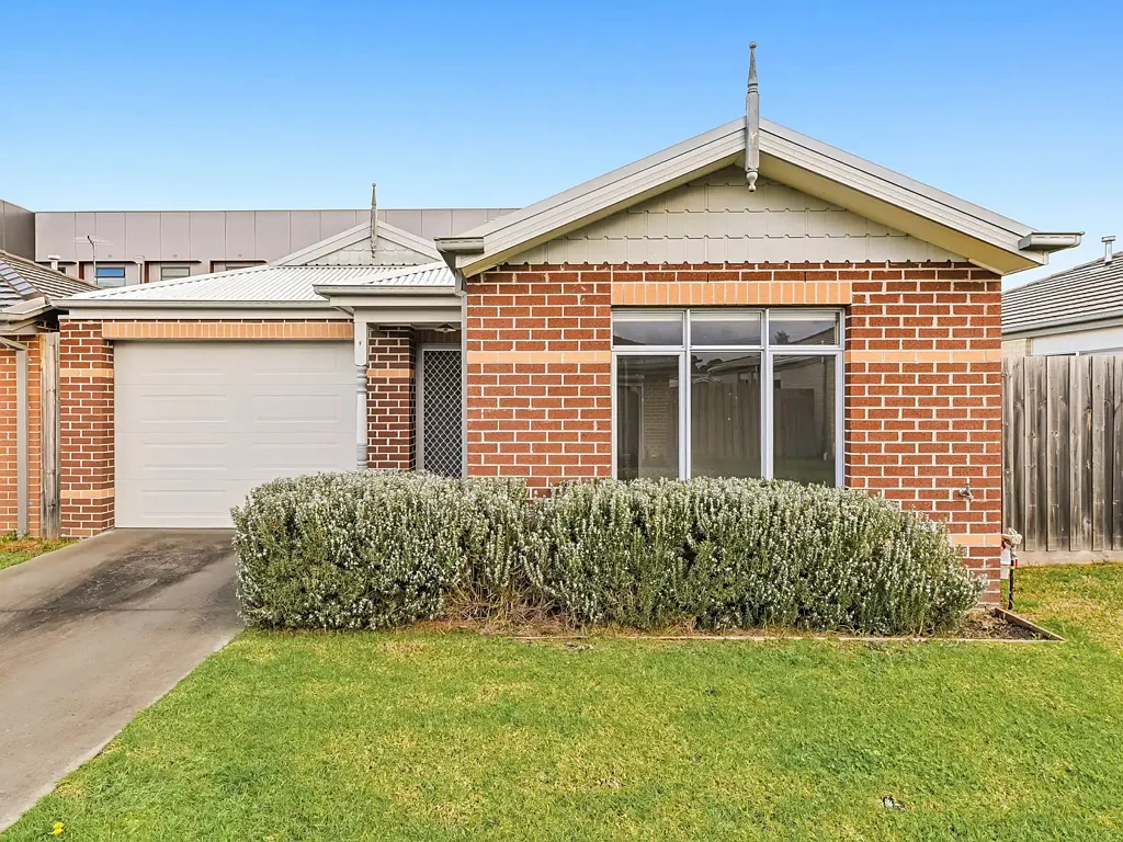 Pakenham 2房 步行可达市中心！ Walk to Town Location!