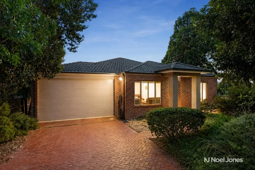 Ringwood East 4房 宽敞比例精心设计 转角地块原生花园 双层绝缘管道供暖 开放式起居优质厨房 主卧带独立卫浴 三卧享城市景观 太阳能系统丰富存储 步行可达便利生活 Expansive 34sq Design To Match Any Lifestyle