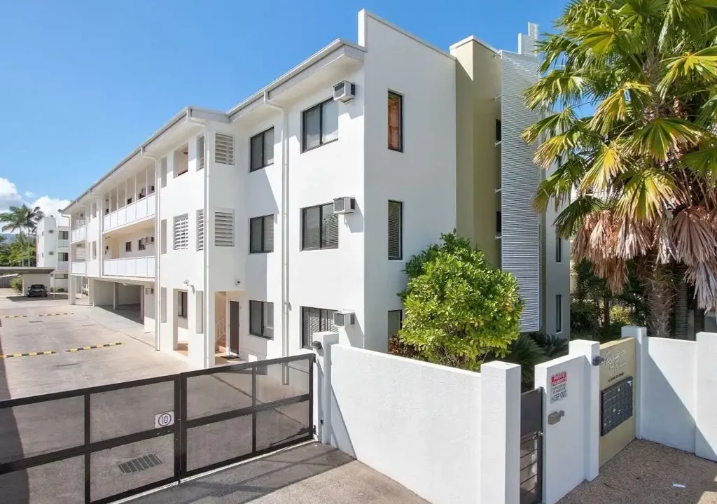 Spacious Ground Floor Unit with Pool Access - Central Location