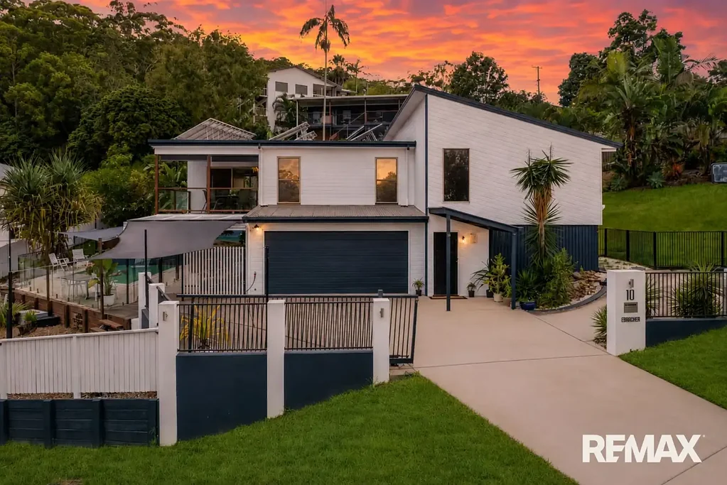 Nambour 4部屋 Elevated Living, Poolside Entertaining, and Space on 1,094sqm