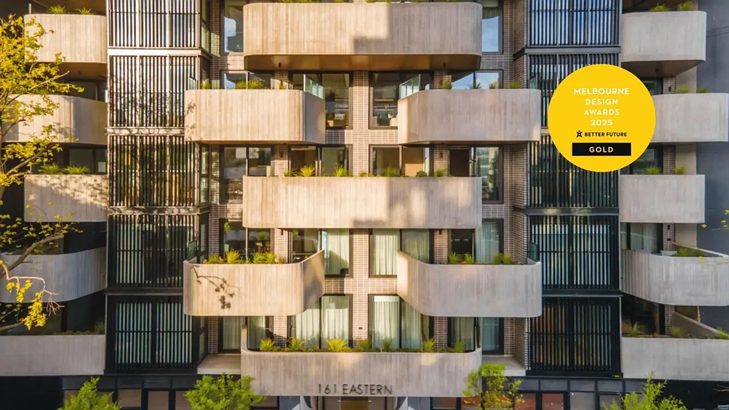 South Melbourne 2房 现代城市边缘住宅 光滑表面与触感材料融合 豪华橡木地板 定制厨房Miele电器 三个宽敞室外区域 主人套房私密避风港 高效供暖制冷系统 最先进功能体验 终极时尚舒适生活 Modern city-fringe sanctuary with luxurious design.