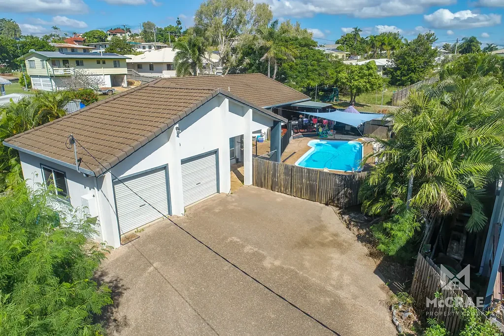 Bowen 4침실 LARGE LOT, POOL & SHED – BONUS MODERN HOME!!