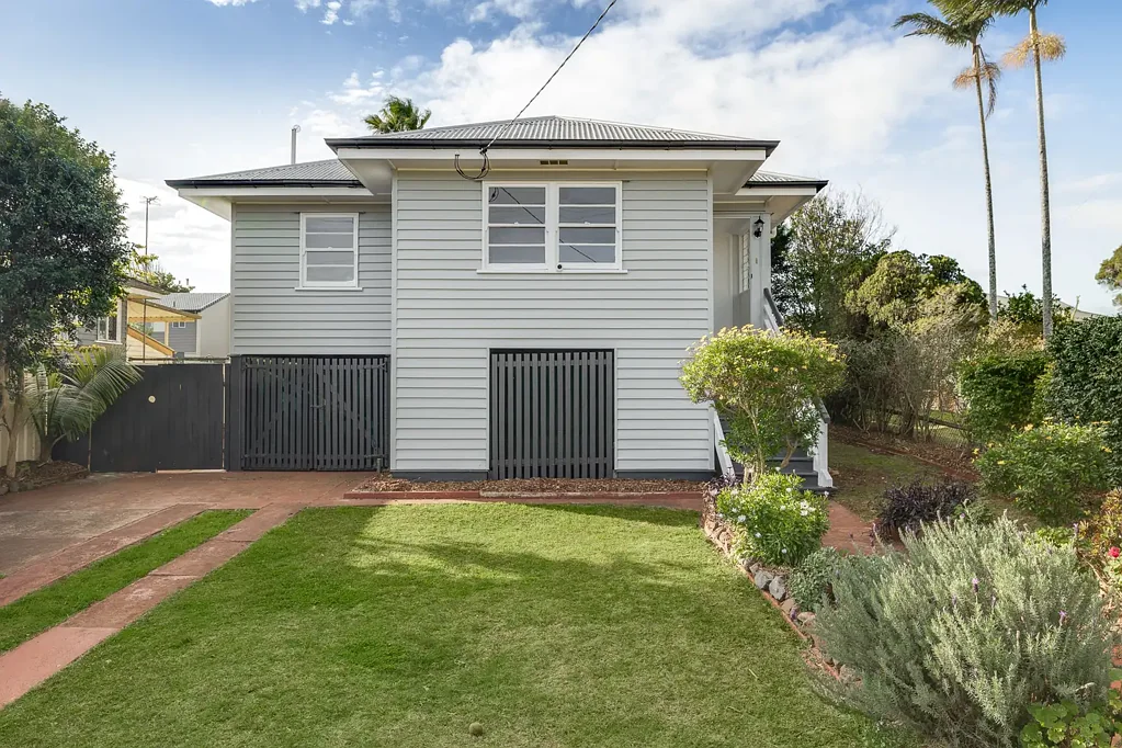 Harlaxton 3部屋 Freshly Updated, Move-In Ready & Positioned for Future Growth