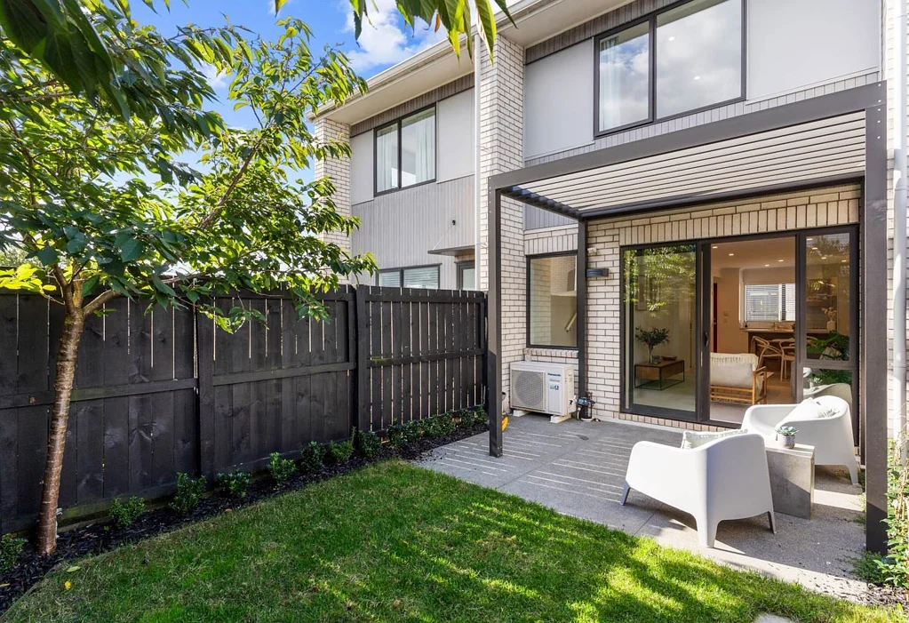 Charming Townhouse in the Heart of Te Atatu Pe...
