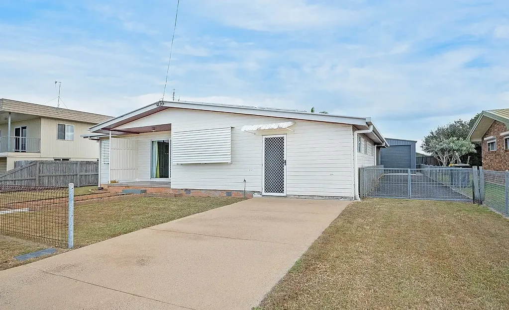 Millbank 3部屋 Move Straight In or Lease Out - Neat 3 Bed, 2 Living Area Home with Double Shed + 3kw Solar!