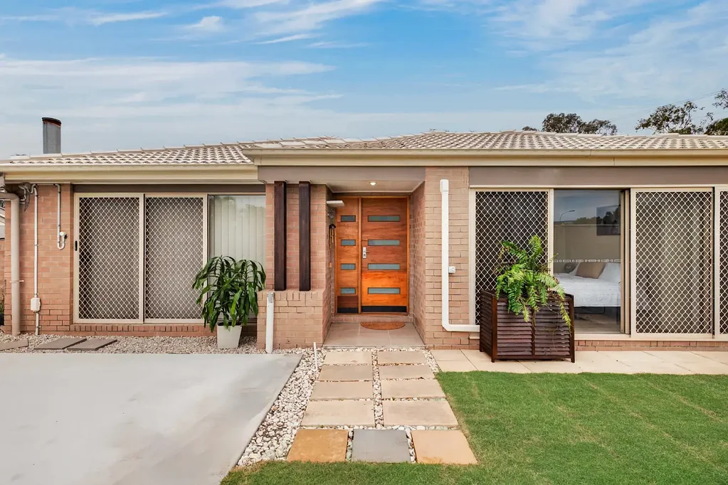 Tingalpa 4Kwarto 4 Bedrooms  2 Bathrooms  Fireplace + Semi-enclosed Carport" including closed garage door