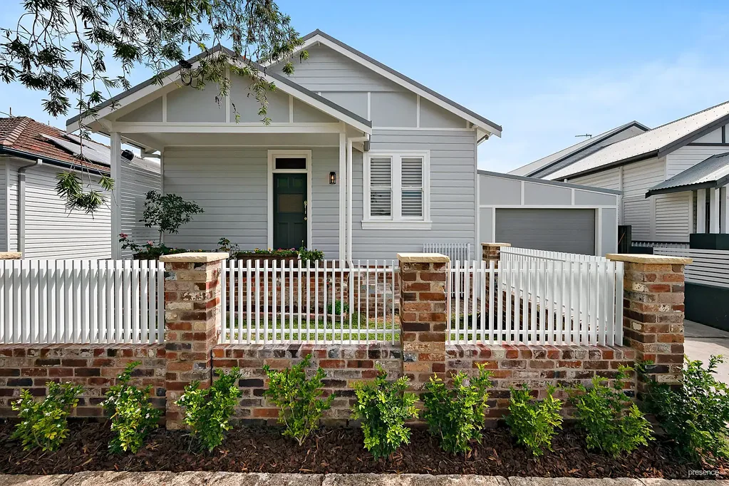 New Lambton 5બેડરૂમ A reimagined, New Lambton beauty with triple garaging and separate accommodation