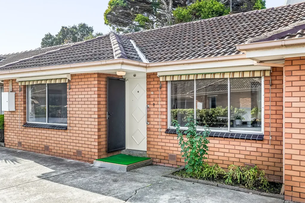 Northcote 2房 70年代别墅单元，复古元素焕发 温馨宽敞起居室 可爱用餐厨房 大浴室带洗衣选项 独立卫生间 带衣柜卧室 新地板浴缸 室外花园停车位。享受Westgarth Street便利，生活方式选择丰富，别墅搜索终结。 Your VILLA Search Has Ended...