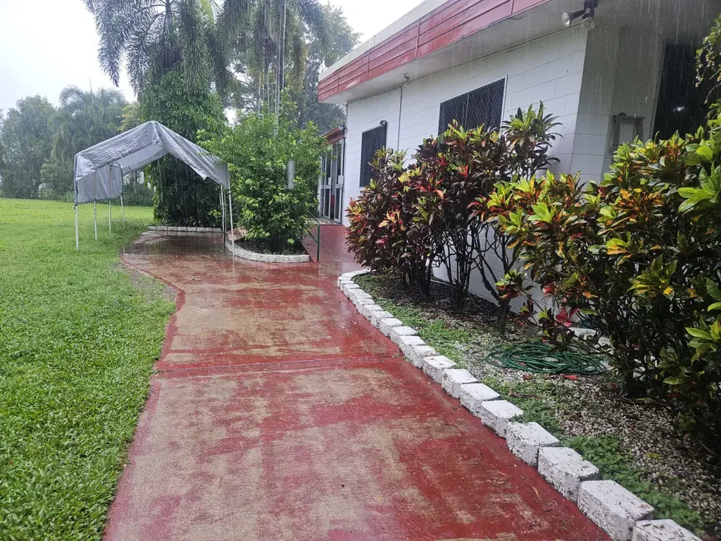 AVAILABLE NOW 2 Bedroom unique flat $300 per week.