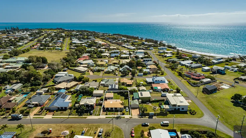 Burnett Heads 3房  Beachside Brick Investment - Walk to Oaks Beach
