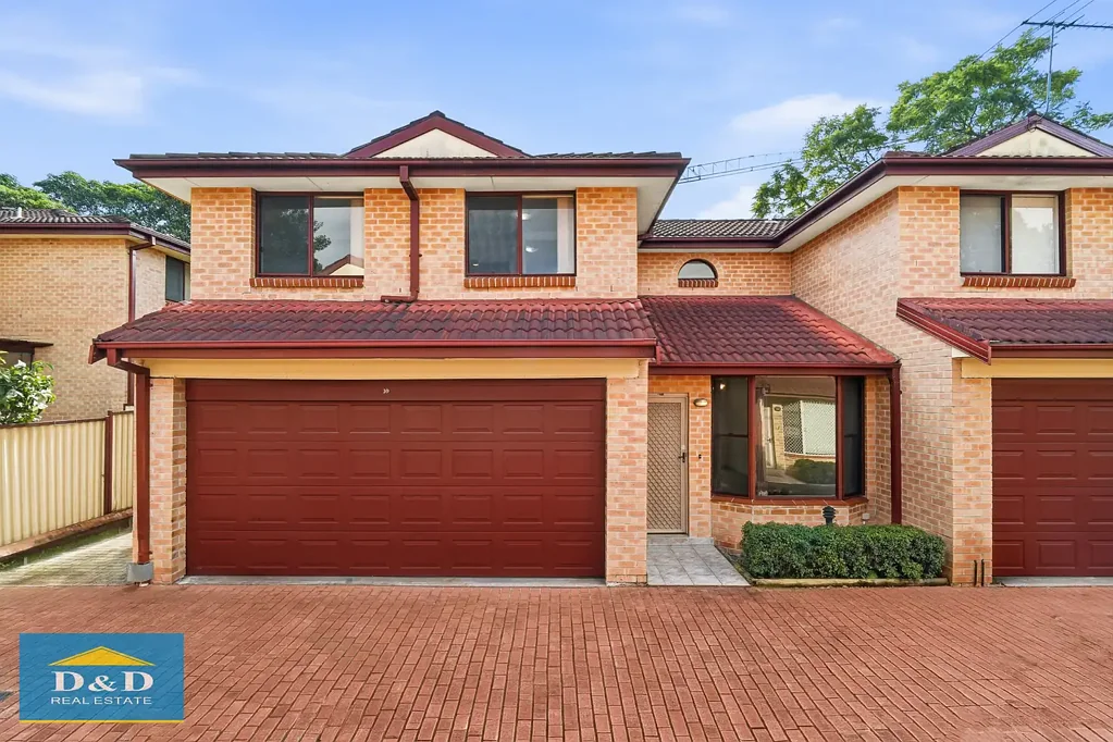 Beautiful 3 Bedroom Townhouse in Central North Parramatta Location with Grassy Courtyard & Double Lock-up Garage. Close to Parramatta CBD.