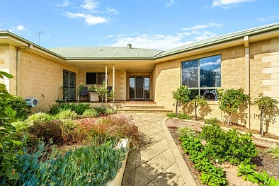 Maffra 5chambre Architecturally Designed Home In Sought After Estate