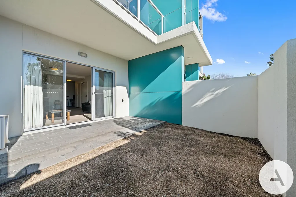 Franklin 1Zimmer Northerly-Facing Ground-Floor Single Level Apartment with Two Courtyards - Under-covered Carport also on Ground Level! Perfect for Downsizers!