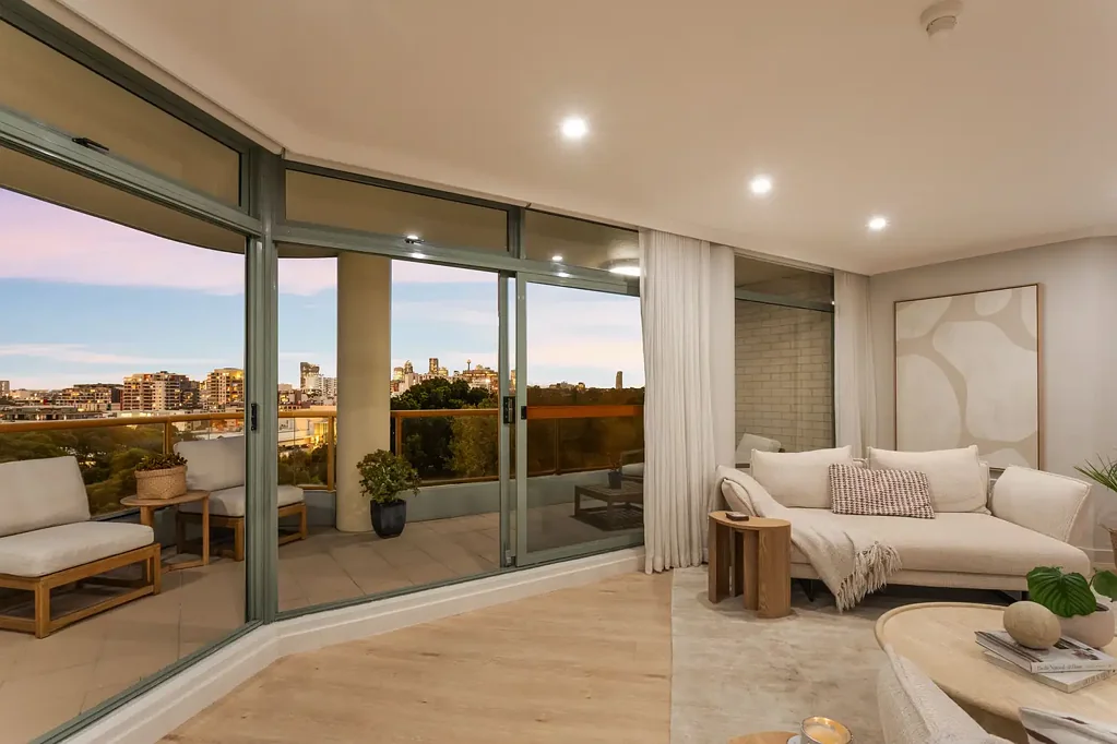 Kensington 3Zimmer Skyline-to-Bay Sub-Penthouse with Panoramic Views in Raleigh Park Estate