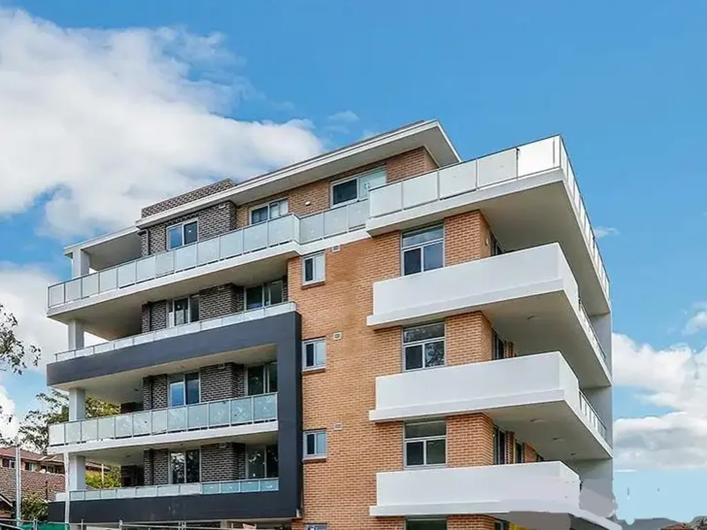Modern 1 Bedroom + Study Apartment