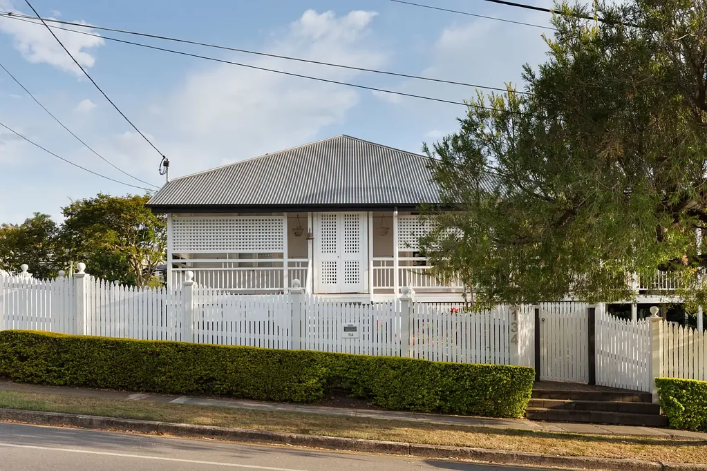 Red Hill 4कमरा Classic Queenslander with Modern Upgrades & Resort-Style Pool