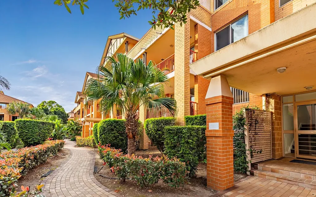 2 BEDROOM UNIT IN GREAT LOCATION