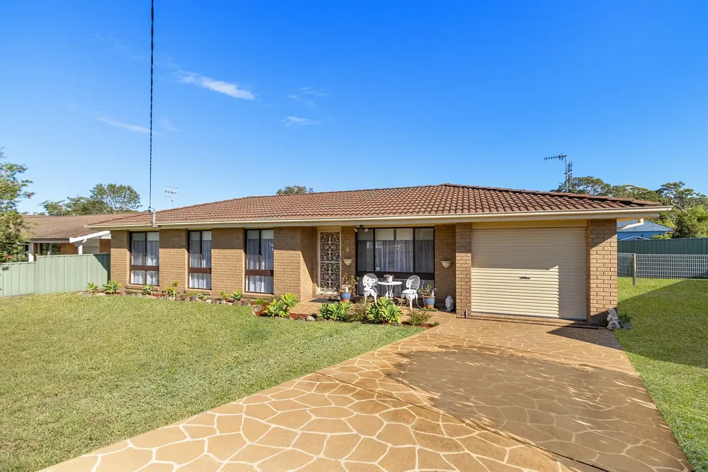 Budgewoi 4 Bedroom Four Bed Beauty