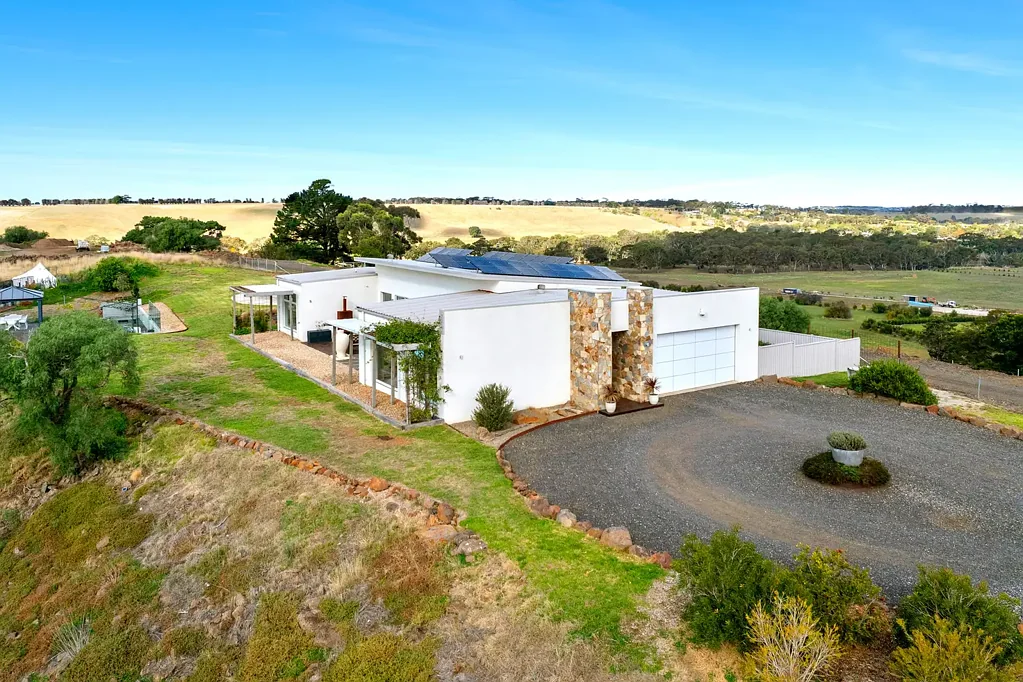 Batesford 4房  Basalt Ridge – A Rare 3-Acre Hilltop Sanctuary in Batesford