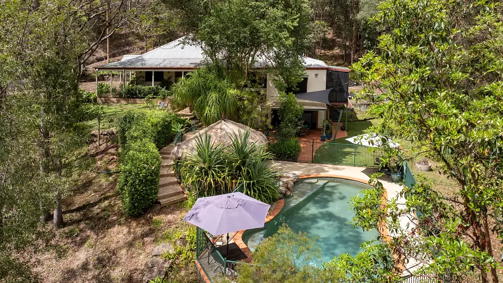 Clagiraba 5Kwarto Spacious Family Acreage with Pool, Multiple Entertaining Areas & Large Shed