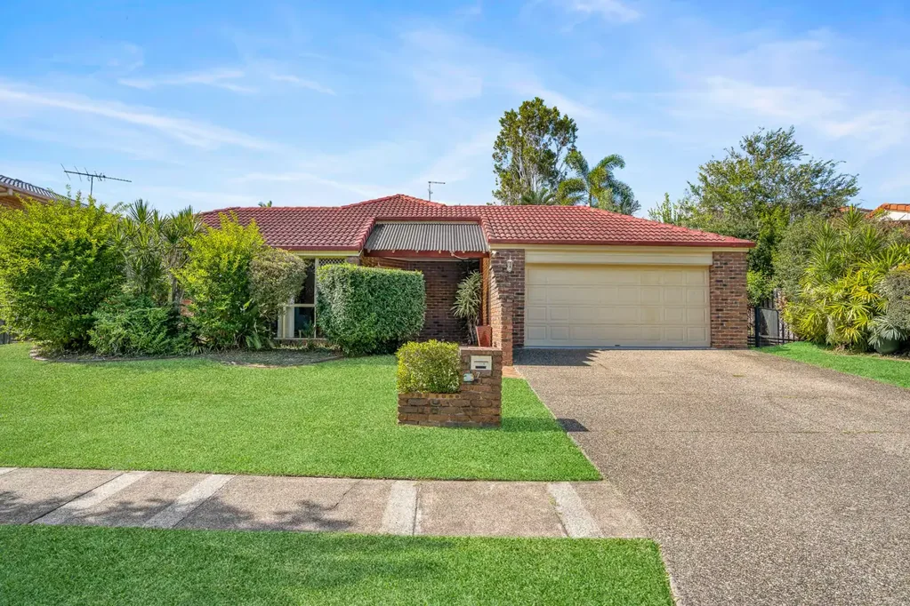 Chermside West 3房 优质476m²地块 面向公园绿地 宽敞实用布局 多个生活用餐区 中心厨房充足台面 覆盖户外娱乐区 主卧带套间 NBN空调安全设施 强大投资潜力 学区房便利 Easy-Care Lowset Living in a Prime Parkside Position