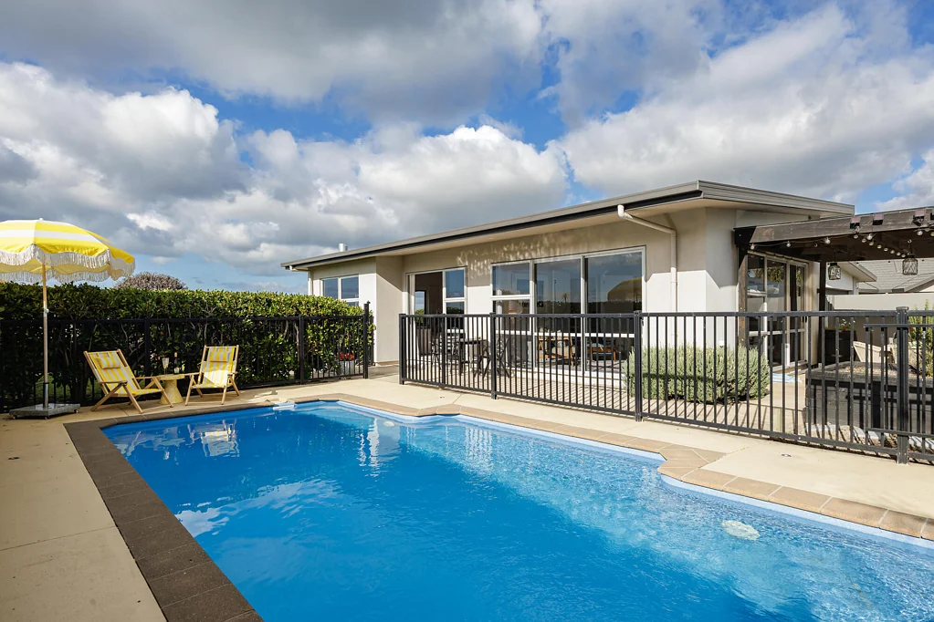 Greenmeadows 4Moenga Gorgeous family living with pool and views