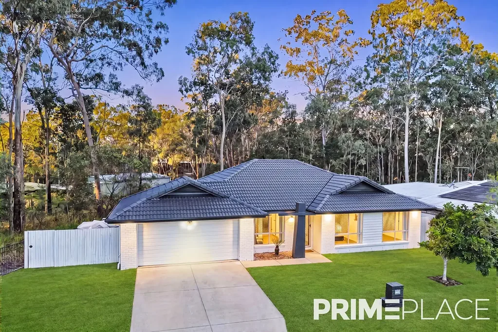 Bellbird Park 4Kwarto Spacious Family Living on a Large Block Backing onto Peaceful Bushland!!