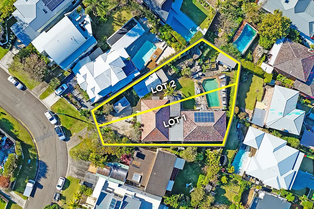 North Curl Curl 6房  DOUBLE YOUR LUCK  -  HUGE 1,081m BLOCK  -  BUILDERS DREAM.