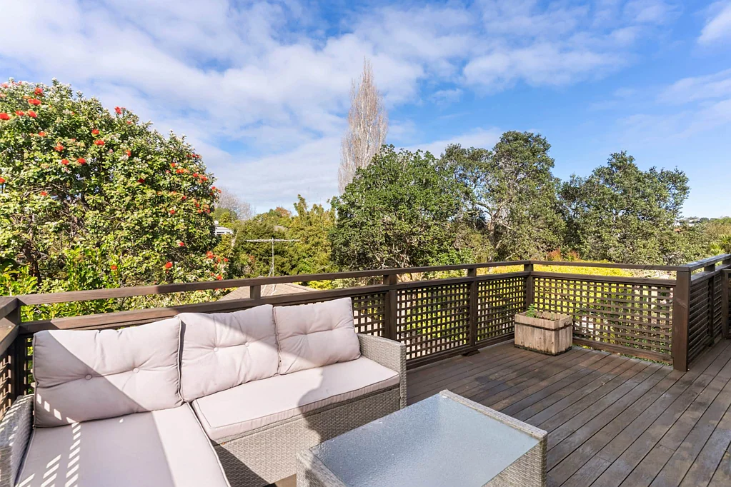 Saint Heliers 3房 空间升级，品质翻新——这才是 St Heliers 的理想之选 Renovated, Spacious & Ready to Impress