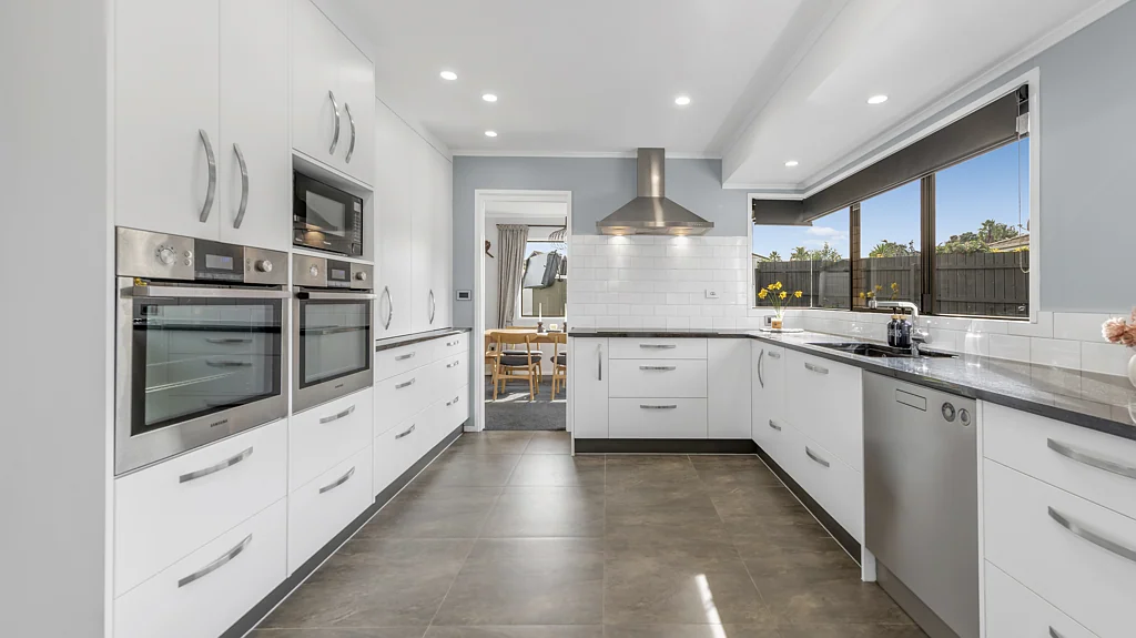 2/10 Pinewood Grove, Botany Downs, Manukau City, Auckland